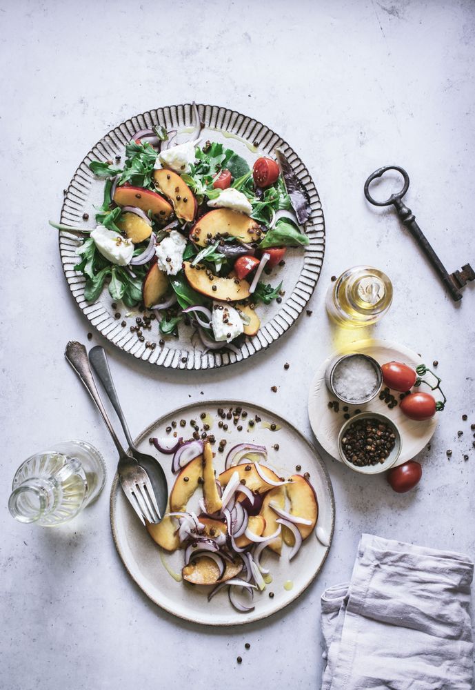 Salad with nectarines and crunchy lentils