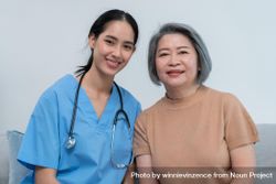 Female medical professional with mature female patient 4mzJ7b