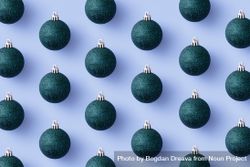 Green Christmas baubles 4mDGW5