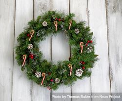 Christmas wreath with decorations on rustic wood 42YKx5