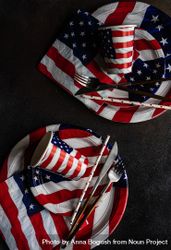 Looking down at American themed flag plates and cups on dark table 5wX9W1