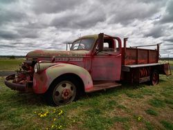 Old truck in Shaniko, Oregon n56qP0
