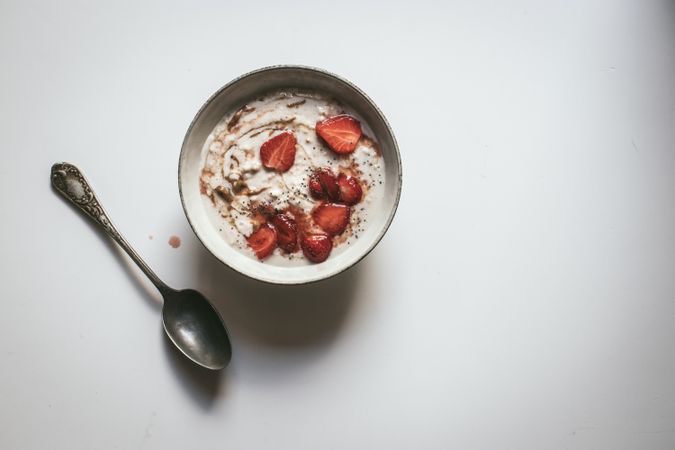 Porridge with strawberries