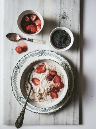 Porridge with strawberries