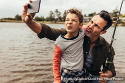 Playful father and son taking a selfie making silly faces 0vyPpb