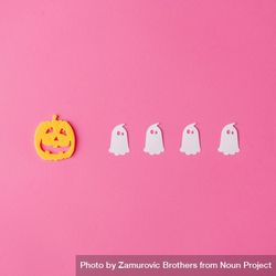 Row of pumpkin with ghosts on pink background 5kpM34