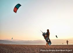 Woman going kitesurfing 0vrkx0