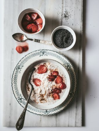 Porridge with strawberries