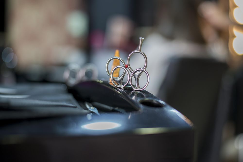 Barber scissors with selective focus