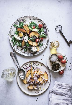 Salad with nectarines and crunchy lentils