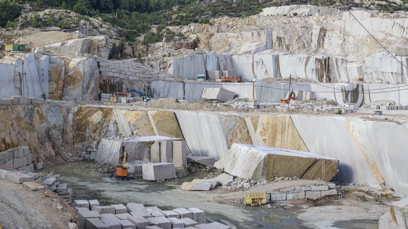 Block and heavy machinery in quarry