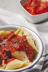 Big pasta shells cooked with tomato sauce