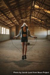 Fitness woman skipping rope 56lgeb