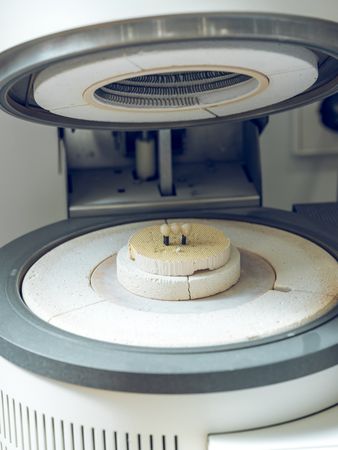 Artificial jaw in ceramic kiln