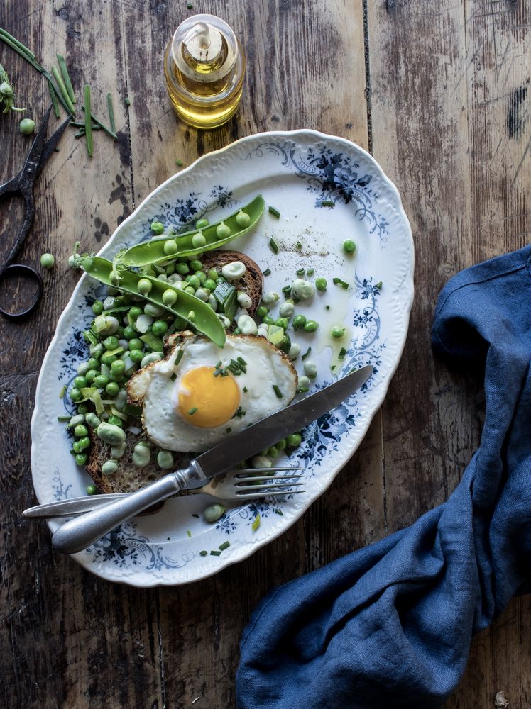 Delicious breakfast meal with steamed peas and egg