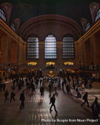 People walking inside Grand central terminal in Manhattan, New York, NY, US 4OXQgb