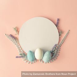 Creative layout made with spring flowers, eggs and leaves on pastel pink background 4BBkB4