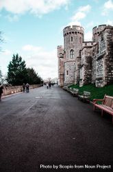 People walking in front of Windsor castle in UK 5p6DNb