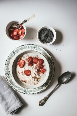 Porridge with strawberries