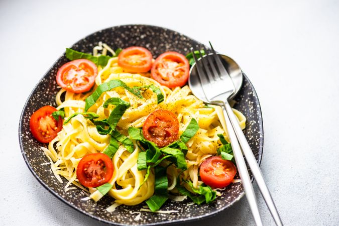 Vegetable pasta with spinach and tomatoes