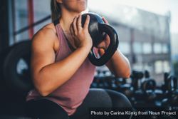 Young woman in the gym working out with a kettlebell 25nPmb