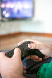 Cropped image of hands holding game controller 5awo8b