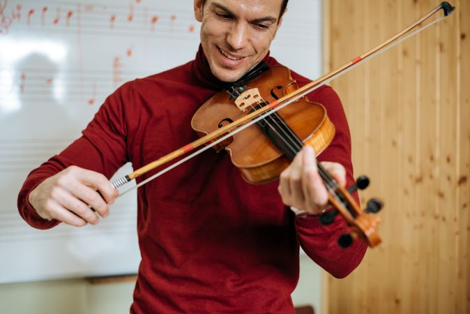 Man playing violin in studio