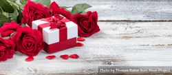 Red roses and gift 5zoYQ4