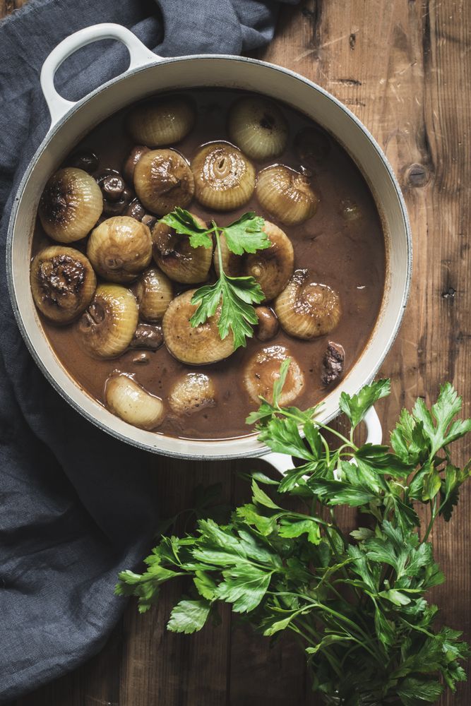 Boeuf Bourgingnon in cooking pot on table