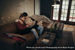 Couple relaxing with a laptop in cozy living room 5RV1MD