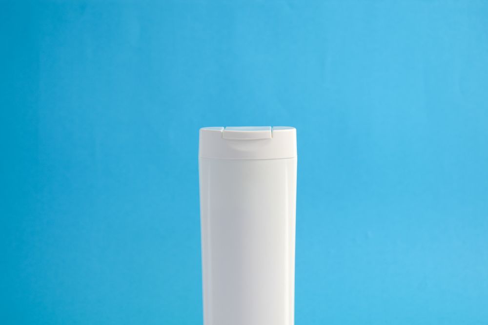 Mockup shampoo bottle with blue background