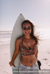 Young woman with surfboard 6berN0