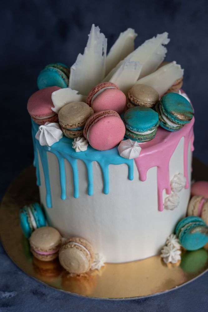 Baby shower cake with macarons