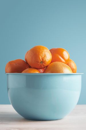 Oranges in blue bowl