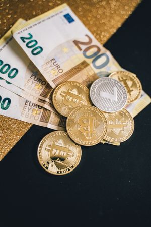 Bitcoins and Euro cash papers