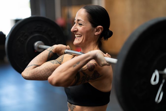 Woman doing a snatch with bar bell