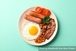 Top view of breakfast plate on green background 49LyQ5