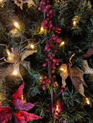 Christmas tree lights and flower decorations 4dW7r5