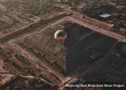 View of one hot air balloon in flight over pyramid in Teotihuacan Valley 0L8ED0