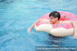 Asian man with inflatable swim ring 43mxV0