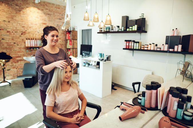 Hairdresser preparing to give her client a haircut