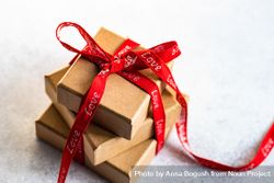 Holiday gift boxes with red bow 4AL985