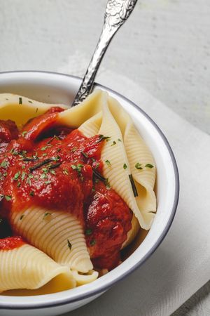 Big pasta shells cooked with tomato sauce