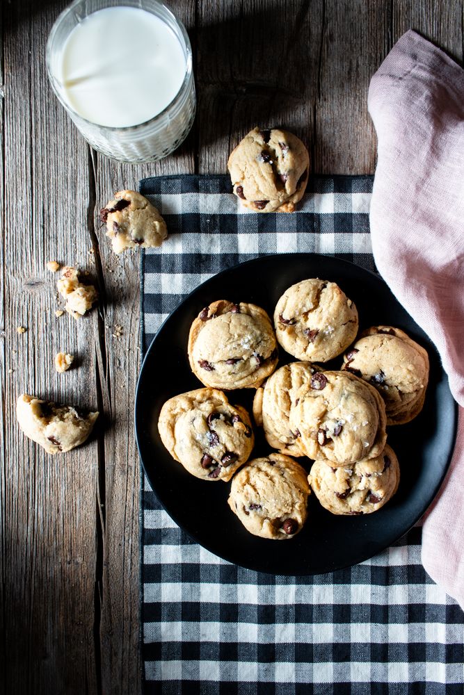 Plate with vegan cookies with chocolate chips