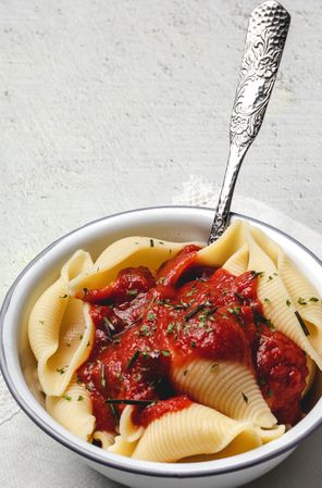 Big pasta shells cooked with tomato sauce