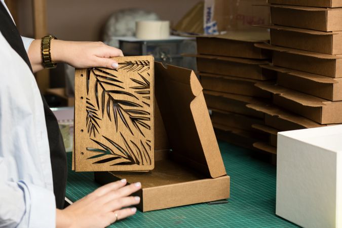 Packing goods in cardboard boxes
