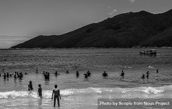 Grayscale photo of people on beach 0vAkZb