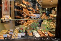Bakery store front showcasing types of pastry and bread 0P2Nm4