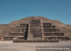 Front view of pyramid in Mexico against a clear blue sky 4ANK6b