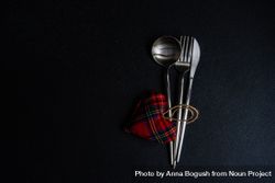 Cutlery set for St. Valentines day with felt tartan heart 0WOOax